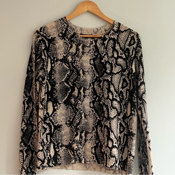 Aqua 100% Cashmere Snakeskin Print Crewneck Sweater Size Medium NWT - Picture 2 of 10